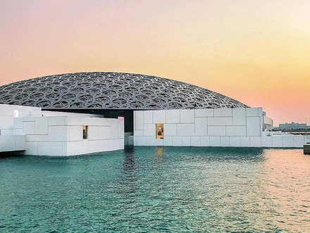L'île de Saadiyat, ou « île du bonheur », est devenue mondialement connue en 2017 suite à l'ouverture du Louvre Abu Dhabi.
