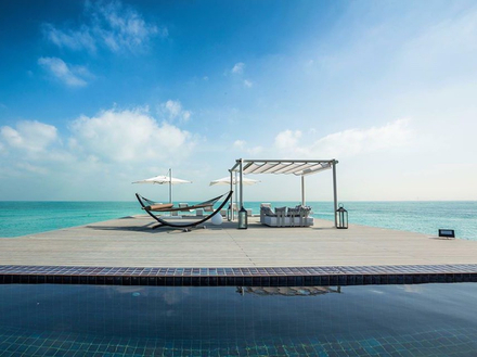 Cette île naturelle abrite surtout le magnifique Zaya Nurai Island Resort, un boutique-hôtel proposant des villas les pieds dans l'eau.  Cette île naturelle abrite surtout le magnifique Zaya Nurai Island Resort, un boutique-hôtel proposant des villas les pieds dans l'eau.