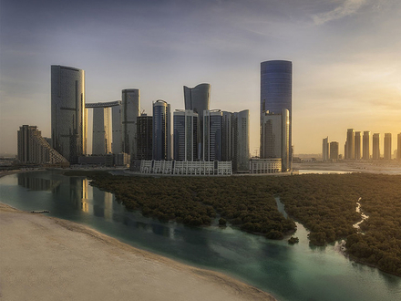 Tours futuristes et paysages ensablés se combinent sur Al Reem : île naturelle située entre une mangrove luxuriante et les eaux turquoises du Golfe. Tours futuristes et paysages ensablés se combinent sur Al Reem : île naturelle située entre une mangrove luxuriante et les eaux turquoises du Golfe.