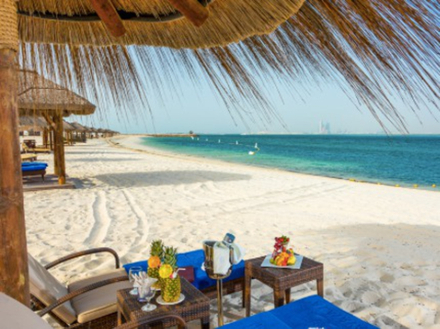 Sable blanc, eau azur, piscine et cocktails, voici les spécialités d'Al Maya.  Sable blanc, eau azur, piscine et cocktails, voici les spécialités d'Al Maya.