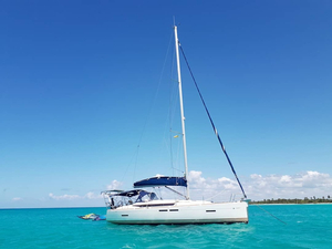 Sur son bateau à Saint-Martin, Laura explique : « nous avons pris le droit de naviguer ! »
