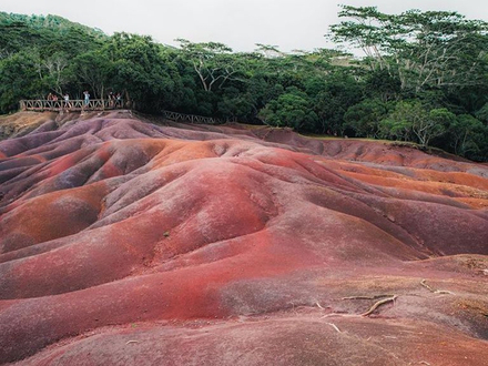  Le titre du livre s'inspire du lieu-dit Chamarel dans le sud-ouest de l'île Maurice où le voyageur y découvre la terre des 7 couleurs. 
