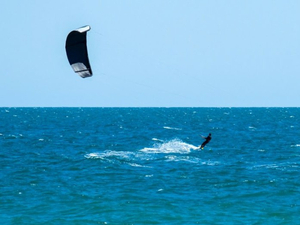 Italie : les amateurs de kitesurf fêtent le déconfinement allégé
