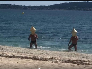 Vidéo : ils bravent l'interdiction de baignade déguisés... en bouée de balisage !