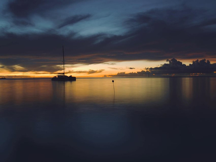 La nuit tombe vite, à 18h le soleil se couche nous gratifiant parfois de « rayon vert ». La nuit tombe vite, à 18h le soleil se couche nous gratifiant parfois de « rayon vert ».