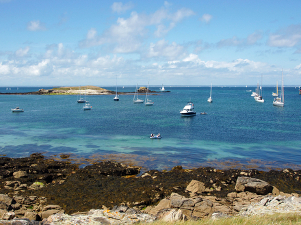 Navires au mouillage aux Glénan