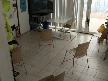J'ai également fait quelques aménagements, notamment dans la salle d'entraînement au code, avec un écart de plus de 1 mètre entre les chaises.  J'ai également fait quelques aménagements, notamment dans la salle d'entraînement au code, avec un écart de plus de 1 mètre entre les chaises.