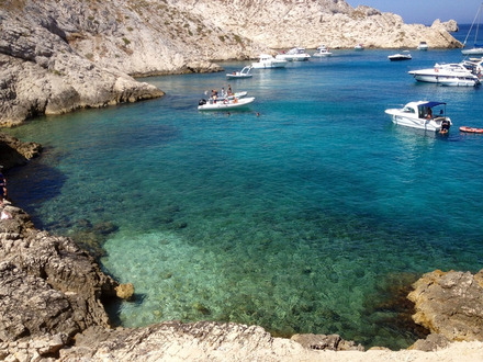 En mer comme à terre, le déplacement au-delà de 100 km est interdit.