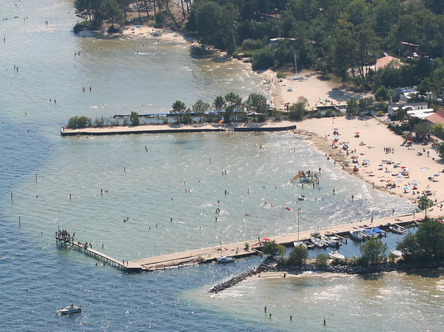Biscarrosse possède un lac de 35 km2 et est une ville du littoral Atlantique. Nautisme Article