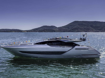 Le nouveau Riva 88 affiche une ligne sportive et épurée. Nautisme Article