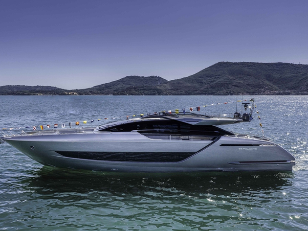 Le nouveau Riva 88 affiche une ligne sportive et épurée. Nautisme Article