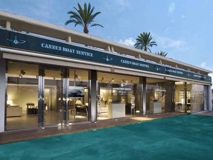 Agent exclusif Riva pour la France et la Principauté, la société monégasque dispose de bureaux également à St Tropez ou comme ici à Cannes.  Agent exclusif Riva pour la France et la Principauté, la société monégasque dispose de bureaux également à St Tropez ou comme ici à Cannes.