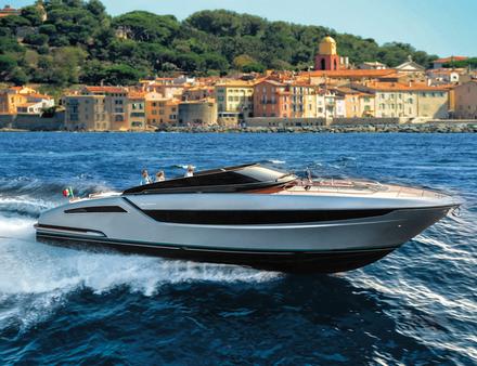 Le nouveau DolceRiva 48' dans la baie de St Tropez. Nautisme Article