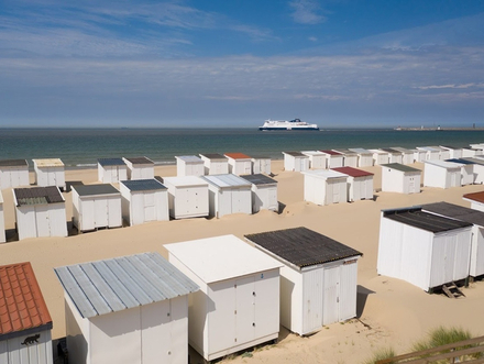 La plage et ses chalets.
