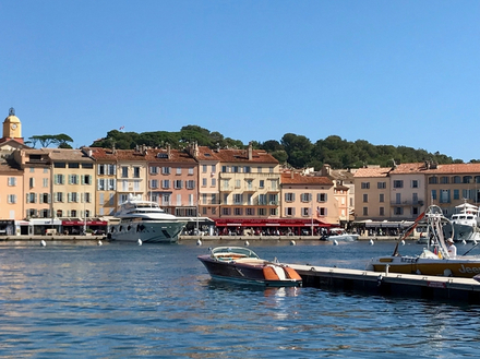 Depuis la fin du confinement, le port a rouvert ses portes et nous voyons arriver certains yachts, comparable à un début de mois de mars.