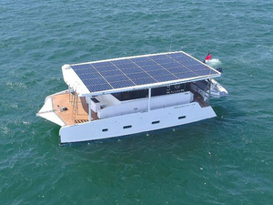 Azura Marine (Singapour) lance son premier catamaran à propulsion solaire