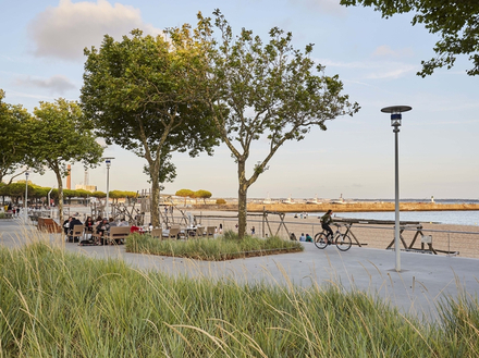 Place du commando et bord de mer