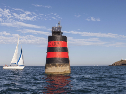 Un voilier passant derrière le Loup