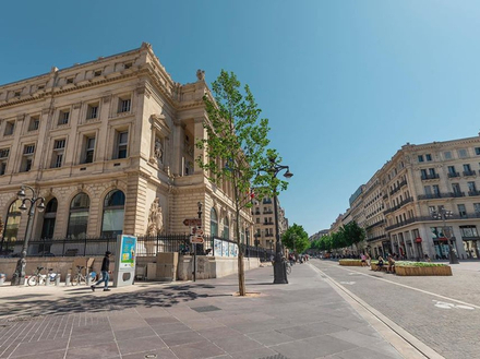 Les places touristiques et centrales de la ville sont régulièrement désinfectées par les marins-pompiers de Marseille. Les places touristiques et centrales de la ville sont régulièrement désinfectées par les marins-pompiers de Marseille.