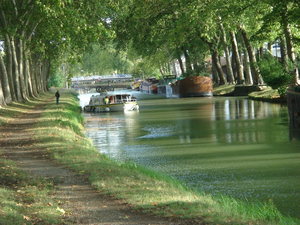 Privé des étrangers, le Canal du Midi attend les plaisanciers français
