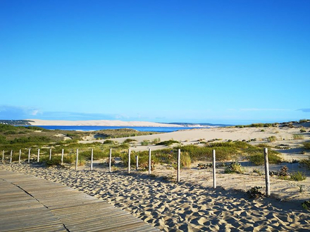 Sur les plages et dans les rues nous alternons l'animation musicale avec des messages rappelant de bien respecter les gestes barrières.