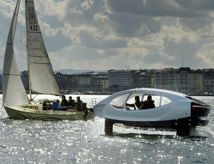 Sorte de bateau volant, cet engin "made in France" fonctionne avec un moteur à hydrogène, silencieux et non polluant. Nautisme Article