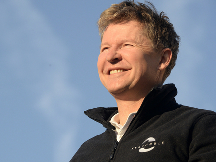 Alain Thébault a battu plusieurs records de vitesse à la voile à bord du fameux Hydroptère. 