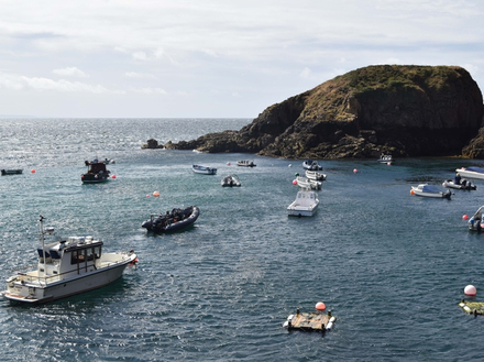 Sercq - mouillage devant le port