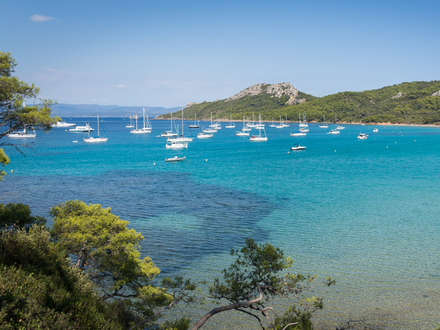  La côte entre Marseille et Monaco, jusqu'à la frontière italienne est pour moi le plus bel endroit de la Méditerranée avec également l'île de Porquerolles.