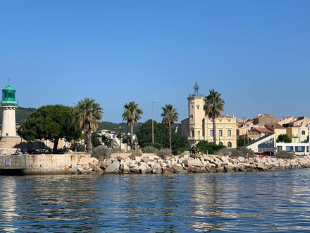 Le maire a fermé le Port-Vieux à la circulation afin de piétonniser l'espace et que les restaurants puissent agrandir leurs terrasses. Le maire a fermé le Port-Vieux à la circulation afin de piétonniser l'espace et que les restaurants puissent agrandir leurs terrasses.