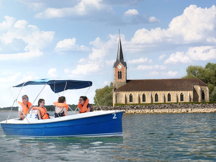  Il y a trois ports de plaisance sur le lac et toutes les activit&eacute;s nautiques imaginables qui y sont pratiqu&eacute;es : kitesurf, voile, p&eacute;dalo.