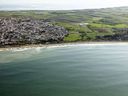 La Couarde-sur-Mer, située au centre de l'île, abrite une immense plage de sable fin, idéale pour s'initier ou se perfectionner à la pratique des sports nautiques.