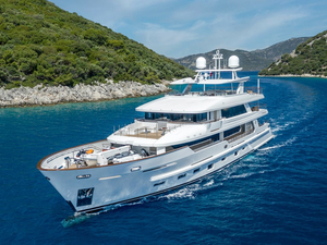 Le nouveau 43m MY Sunrise avec le design intérieur personnalisé Hot Lab a été livré