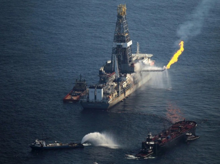 Personne n'avait jamais fait de plongée sous-marine dans une marée noire auparavant. J'ai pensé que nous devions aller faire cela pour montrer à quel point c'est horrible et dévastateur. Personne n'avait jamais fait de plongée sous-marine dans une marée noire auparavant. J'ai pensé que nous devions aller faire cela pour montrer à quel point c'est horrible et dévastateur.