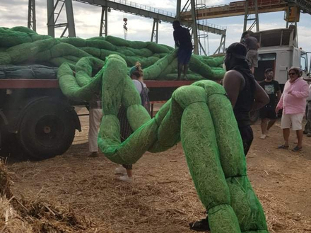  Les barges sont installées pour récupérer le mazout qui est pompé dans l'océan. 