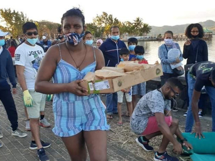 Plusieurs stands de nourritures offrent les repas aux bénévoles qui sont venu combattre cette marée noire