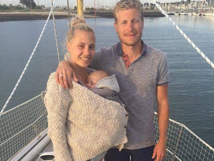 Claire : « nous avons nos passeports à jour et nous avons créé un passeport pour notre fille et également pour notre chienne (rires) » Claire : « nous avons nos passeports à jour et nous avons créé un passeport pour notre fille et également pour notre chienne (rires) »