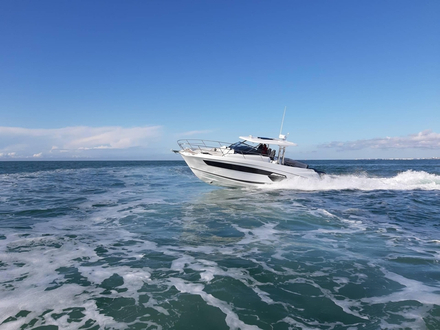 Dernier né de la gamme, le Cap Camarat 12.5 WA est le nouveau flagship de la gamme et se veut familial, confortable et performant.