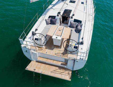 Pour la baignade, le tableau arrière se transforme facilement en plage de bain, actionnée manuellement ou électriquement (en option). Nautisme Article