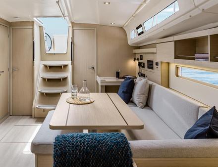 L'intérieur, sur fond de noyer ou de chêne flotté, est signé du cabinet de design italien Nauta basé à Milan. Nautisme Article