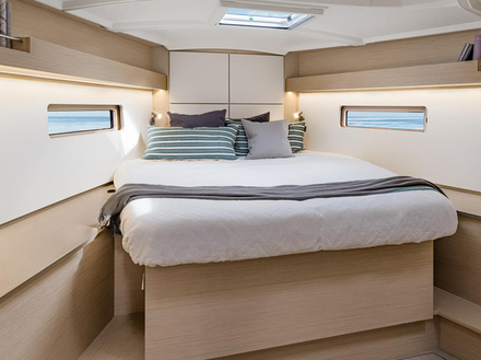 La version propriétaire propose une suite avec salle d'eau, celle avec quatre cabines conserve une cabine avec lit double et cabinet de toilette, à laquelle vient s'ajouter une cabine avec lits superposés. Nautisme Article