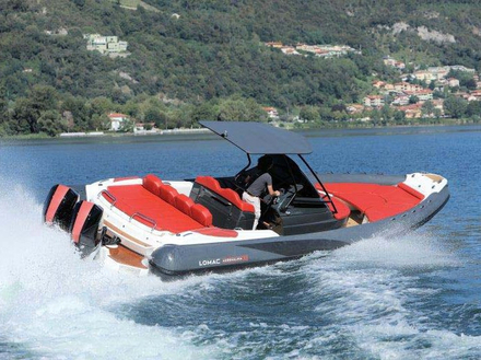 Le mod&egrave;le Adrenalina 10.5 &Eacute;dition limit&eacute;e 60e Anniversaire est la nouvelle interpr&eacute;tation d'un mod&egrave;le culte du chantier, le plus performant de la gamme.