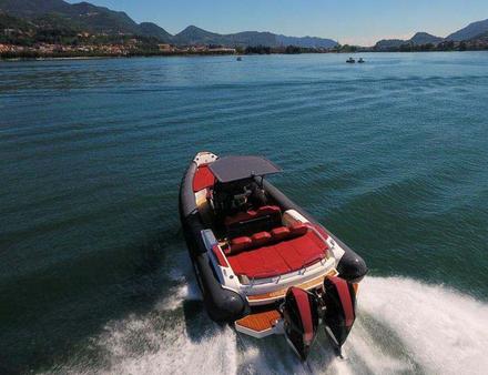 Grâce à sa double motorisation Mercury de 300 HP, il peut atteindre une vitesse supérieure à 50 nds. Nautisme Article
