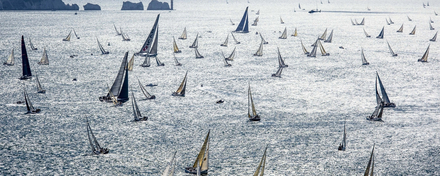Des centaines de bateaux de toutes tailles quittent le Solent après le départ de Cowes, au Royaume-Uni
