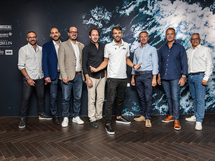 Aurélien Ducroz entouré par les partenaires du projet Class40.  Aurélien Ducroz entouré par les partenaires du projet Class40.