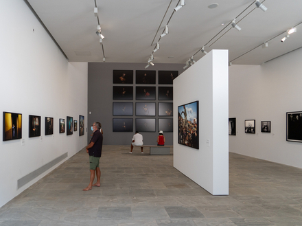 Salle d'exposition dans la villa Carmignac.