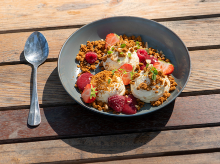 Moelleux pistache, cr&eacute;meux basilic, fraises fra&icirc;ches.