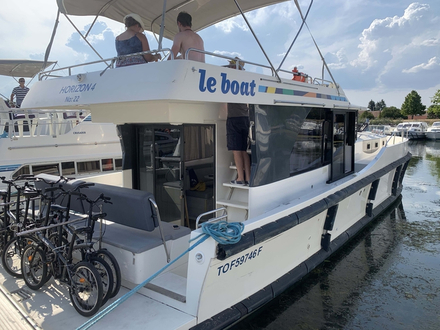Notre bateau : un Horizon 4, avec quatre cabines et un immense flybridge