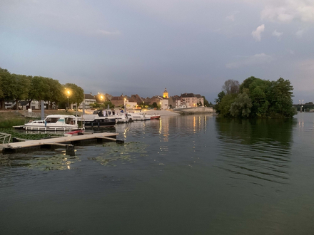 Arrivée à la tombée de la nuit à Seurre, premier port de la semaine. Arrivée à la tombée de la nuit à Seurre, premier port de la semaine.