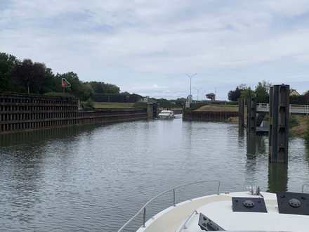 Un feu rouge : l'écluse est en cours d'utilisation, il faut attendre que le bateau sorte et que le feu passe au vert.